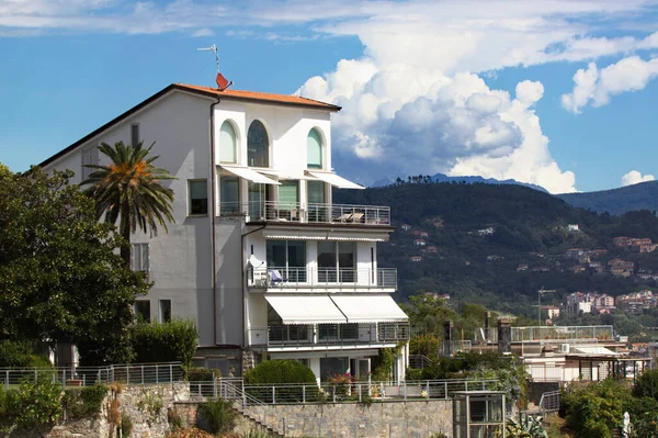 La spezia stadsgezicht van een statig huis boven de heuvel, Italië. — Stockfoto