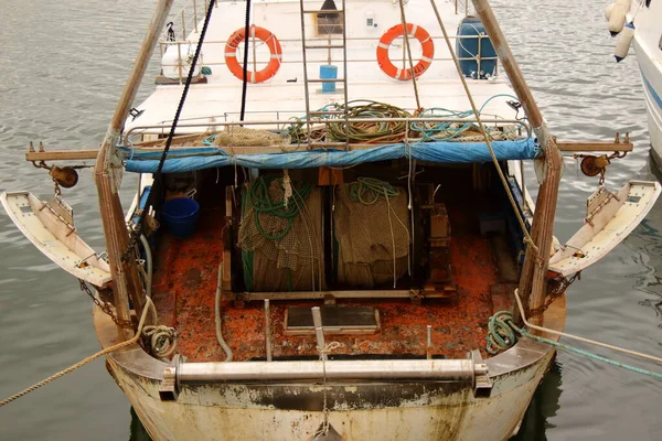Arrière d'un bateau de pêche amarré au port — Photo