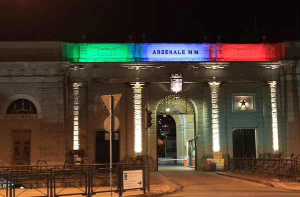 LaSpezia, Italie - été 2020 : Façade du musée naval de LaSpezia avec éclairage nocturne — Photo