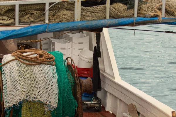 Poupe d'un bateau de pêche italien avec filets prêts pour la pêche — Photo