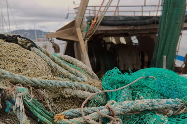 漁網を備えたイタリアの漁船の船尾 — ストック写真