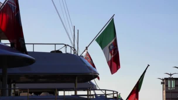 Italien, sommer 2020: Italiens maritime flag og Caymanøerne svajer fra agterstavnen af luksuriøse yachter – Stock-video