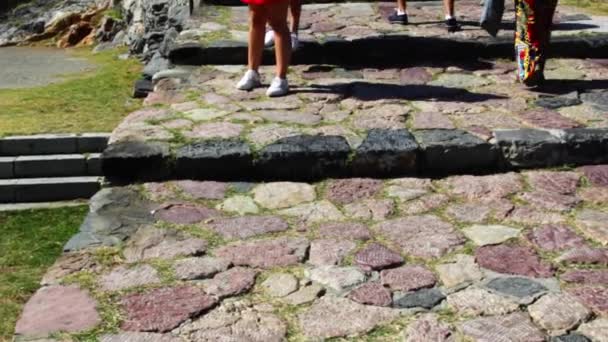 Portovenere, Five Lands, Itálie - léto 2020: turisté s anti-covid19 maskou navštivte kostel sv. Petra — Stock video