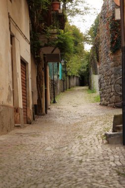 Bir İtalyan dağlık köyünün kaldırımlarıyla döşenmiş klasik sokak.