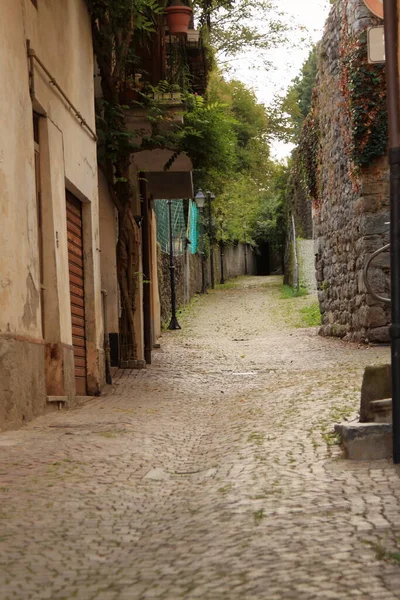 Bir İtalyan dağlık köyünün kaldırımlarıyla döşenmiş klasik sokak.