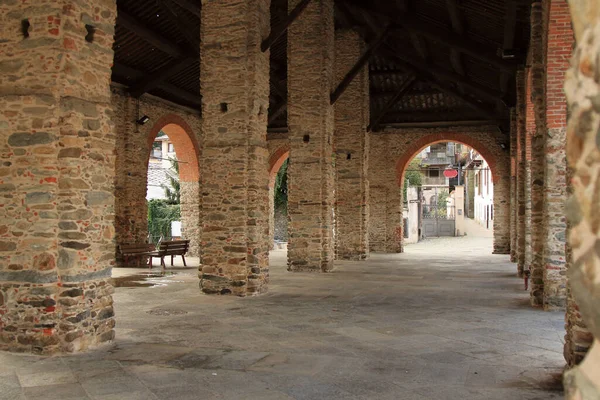 Αποκατασταθεί κιονοστοιχία τούβλο για να στεγάσει την αγορά της πόλης, ιταλική middleage στυλ — Φωτογραφία Αρχείου