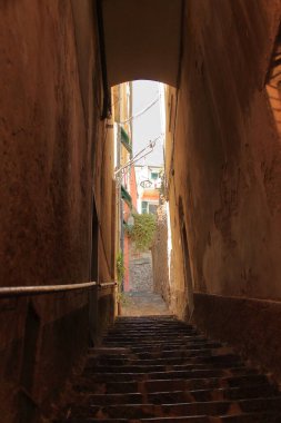 Bir sokak koridorunun arkasındaki Tyrrhenian Deniz manzarası