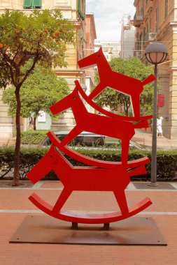 LaSpezia, Beş Diyar, İtalya - 2020 yazı: bir şehir parkında kırmızı sallanan at heykeli