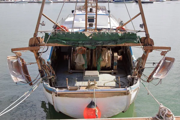 Bir İtalyan balıkçı teknesinin kıçı — Stok fotoğraf