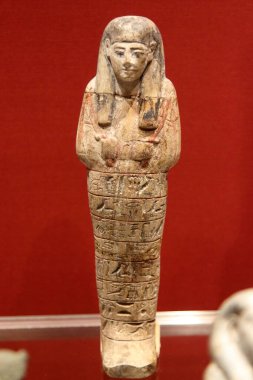 LaSpezia Arkeoloji Müzesi, İtalya - 2020 yazı: MÖ 1300 yılında Mısır 'ın tahta ATUM RA heykeli. Manfredi Koleksiyonu.