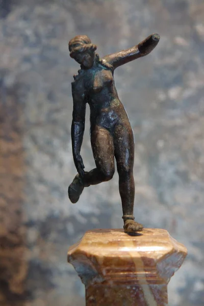 İtalya 'nın La Spezia arkeoloji müzesi - 2020 yazı: Tanrıça Venüs imparatorluk çağına ait bir bronz heykeli takıyor. — Stok fotoğraf