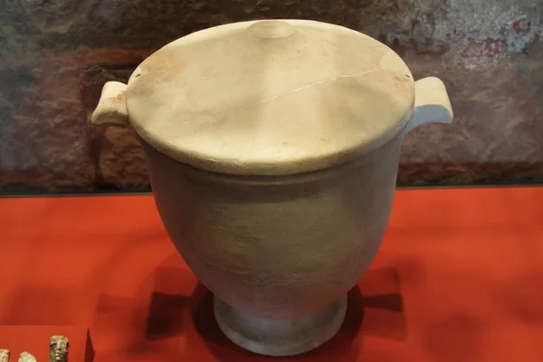 Archeologisch museum van La Spezia, Italië - zomer 2020: marmeren urn 3de eeuw v.Chr. — Stockfoto