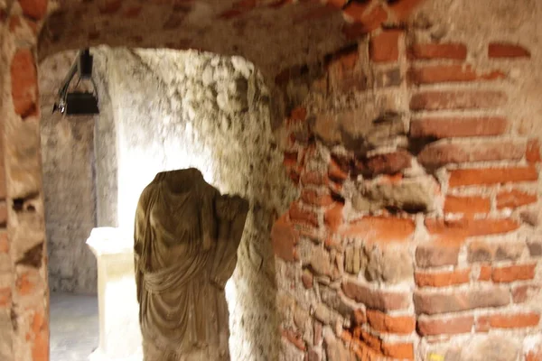 Lapezia, Ιταλία - καλοκαίρι 2020: Romanesque αυτοκρατορική προτομή θεά εκτίθεται στο αρχαιολογικό μουσείο. — Φωτογραφία Αρχείου