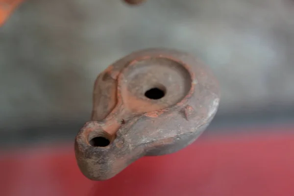 Archäologisches Museum von LaSpezia, Italien - Sommer 2020: Ölluzerne, Exponat aus dem 1. Jahrhundert AC — Stockfoto