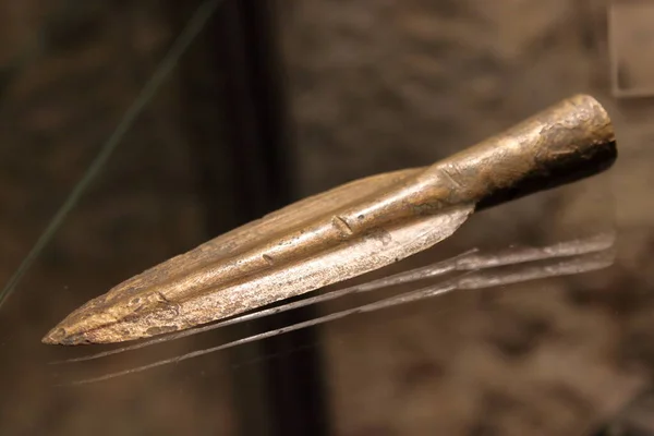 Bronzen speerpunt, einde bronstijd, gevonden in Italië — Stockfoto