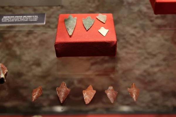 Archeological museum, La Spezia, Italy - summer 2020: arrowheads in flint of the third millennium BC — Stock Photo, Image