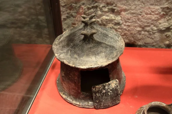 Archäologisches Museum von La Spezia, Italien - Sommer 2020: Urne in Form einer Hütte aus dem 9. Jahrhundert v. Chr. — Stockfoto