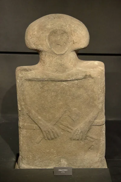 考古学博物館,ラ・スペツィア,イタリア- 2020年夏:石器時代の擬人化人形 — ストック写真
