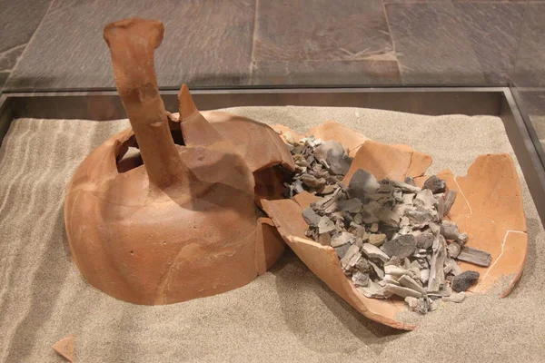 Archäologisches Museum von LaSpezia, Italien - Sommer 2020: verbranntes Grab aus Ton und Fliesen, 1. Jahrhundert v. Chr.. — Stockfoto