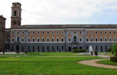 Torino, İtalya - Eylül 2020: Savoy ailesinin kraliyet sarayının bahçeleri