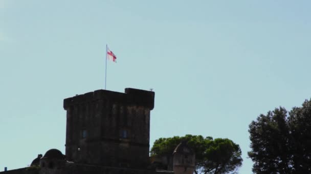 Le drapeau de Saint Georges, symbole de la république maritime de Gênes, se dresse sur une tour de guet, La Spezia, Italie. — Video