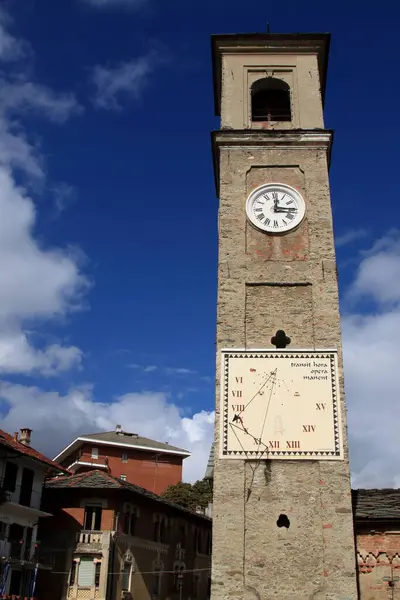 Lanzo, Turim, Itália - setembro 2020: sol meridiano romântico em uma torre românica — Fotografia de Stock