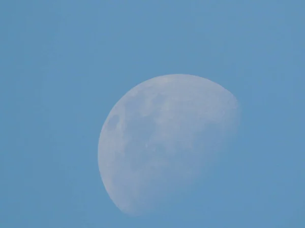 Mavi gökyüzü ve ay, güzel manzara