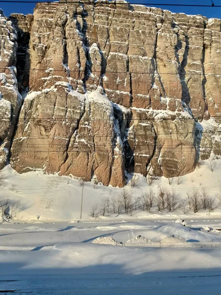 Dağlarda kar, muhteşem bir manzara ile kış masalı