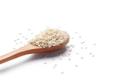 Bir tahta kaşık beyaz arka plan üzerinde beyaz susam tohumu
