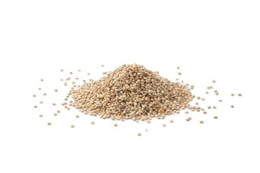 Beyaz arka plan üzerinde izole beyaz quinoa tohumları yığını