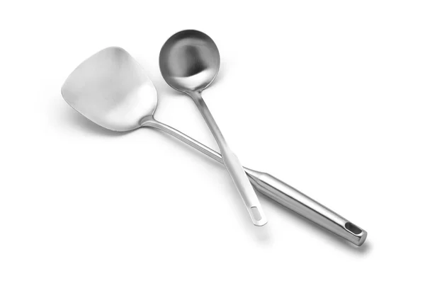 Edelstahl Küchenspachtel Und Suppenkelle Auf Weißem Hintergrund — Stockfoto