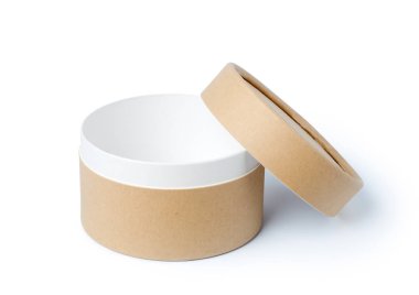 Beyaz arka plan üzerinde izole boş yuvarlak kağıt kutusu