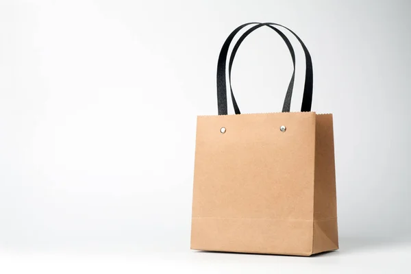 白い背景に茶色の紙のショッピングバッグ — ストック写真