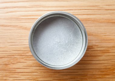 Metal ahşap masa, üstten görünüm üzerinde çay ambalajlama için olabilir.