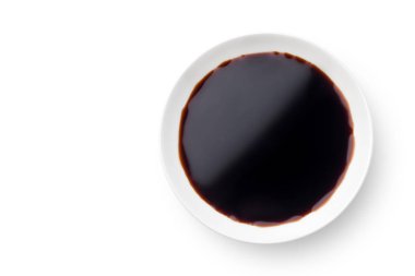 Beyaz arka plan üzerinde izole soya sosunun çanak. Üstten görünüm.