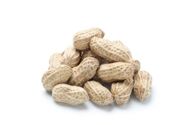 Beyaz arka plan üzerinde izole fıstık yığını