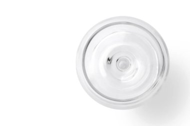 Beyaz arka plan üzerinde izole boş şarap cam üstten görünüm