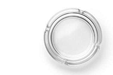 Yuvarlak cam kül tablası beyaz arka plan üzerinde izole. Üstten görünüm.