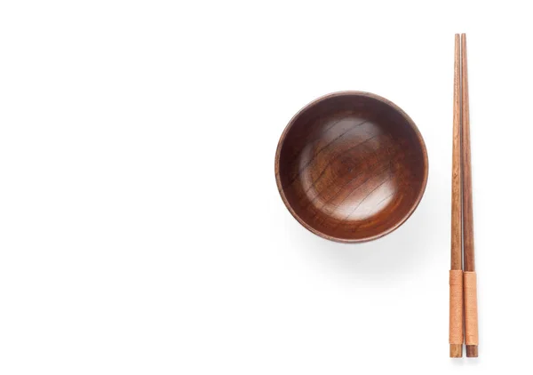 白い背景で隔離の箸を使って木製のボウル トップ ビュー — ストック写真
