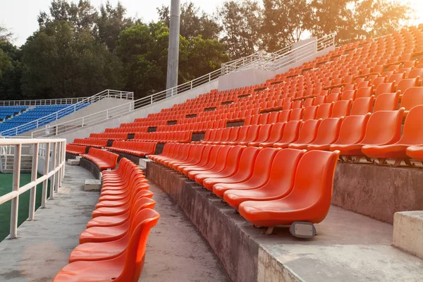 Leere Orangefarbene Plastiksitze Stadion — Stockfoto