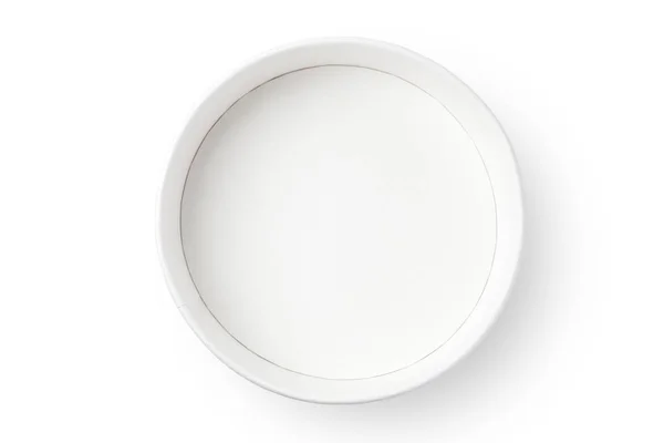 나무 그릇에 흰색 배경에 고립 된 껍질을 벗 긴 보 리 — 스톡 사진
