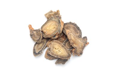 Beyaz arka planda pseudo-ginseng dilimlenmiş. Çin bitkisel tıp.