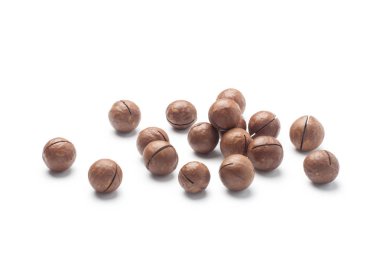 Beyaz arka plan üzerinde izole macadamia fındık yığını