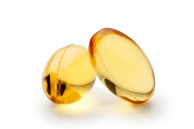 Beyaz arkaplanda balık yağı kapsülleri izole