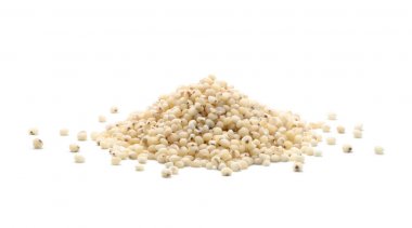 Beyaz arka planda izole edilmiş sorgum pirinç yığını