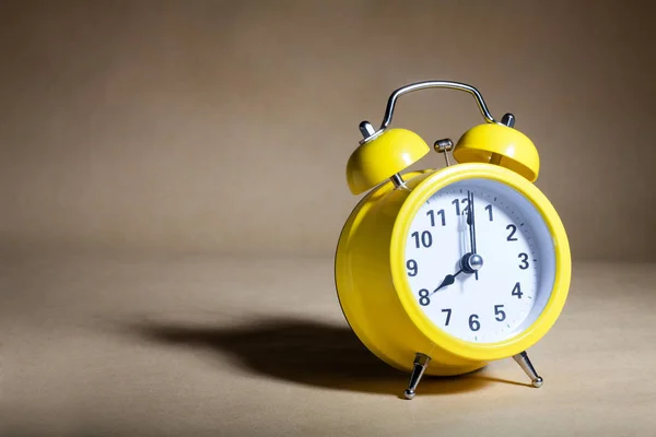 Relógio Alarme Amarelo Fundo Marrom — Fotografia de Stock