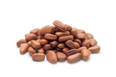 çam fıstığı beyaz zemin üzerine izole yığını