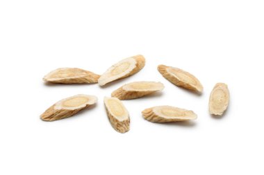 Beyaz arka plan, Çin bitkisel ilaç izole Astragalus veya Huang Qi Dilimlenmiş.