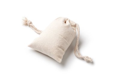 Beyaz arka planda izole edilmiş boş keten çantası.