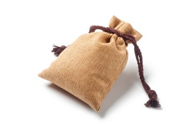 Beyaz arka planda izole kahverengi çuval torbaları